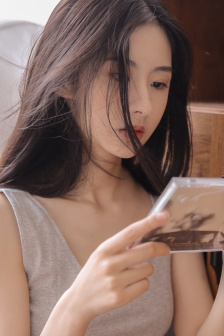和妈妈在家里做运动的